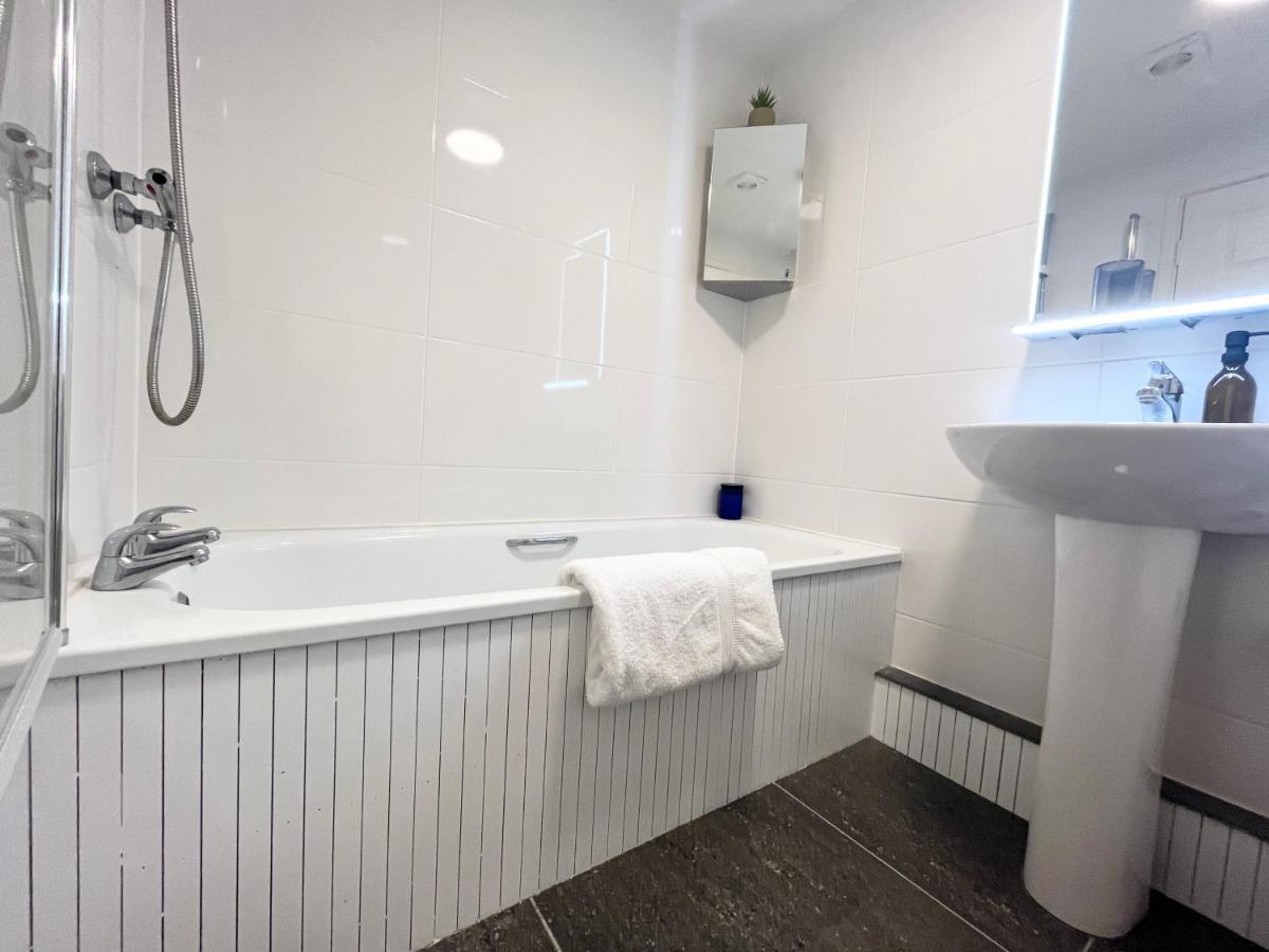 Apres Beach Apartment Sleeps 4 Penzance Esterno foto