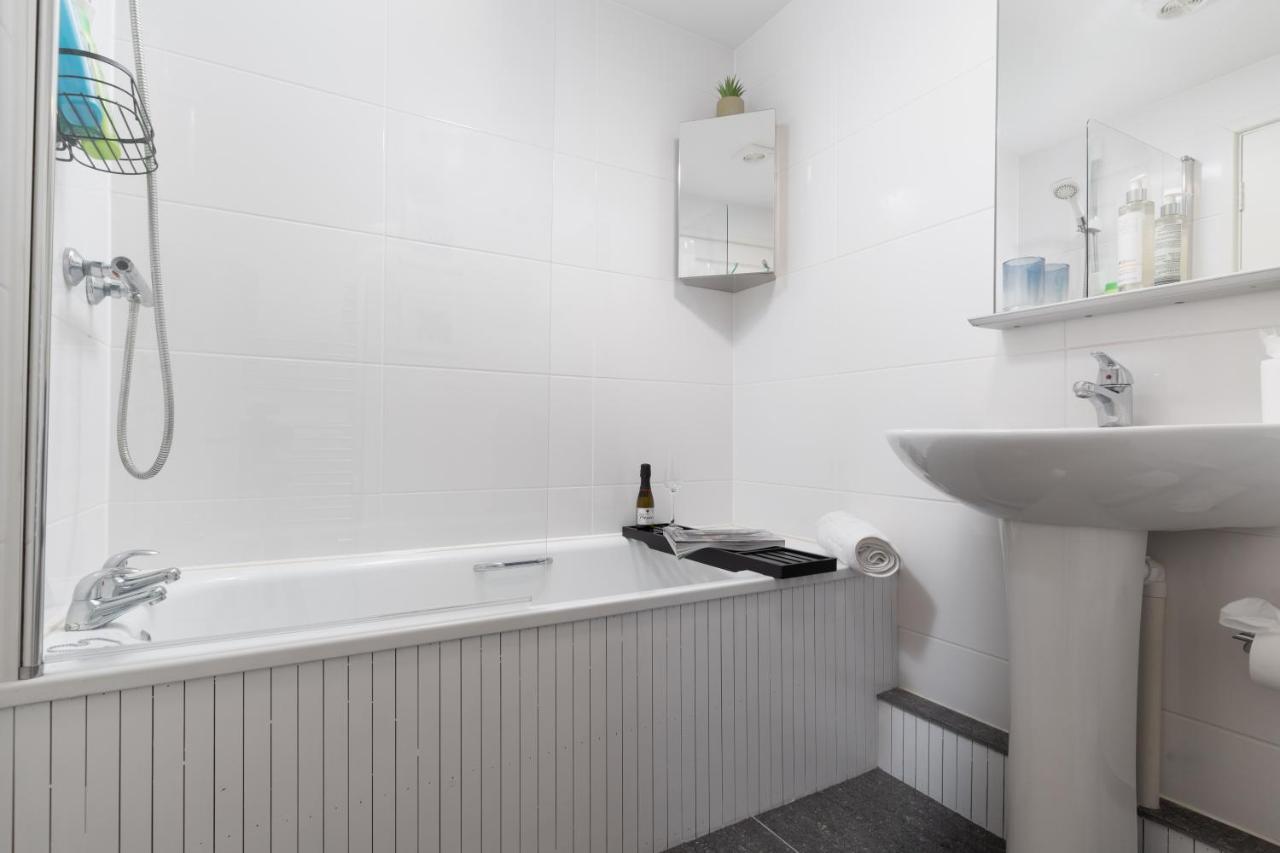 Apres Beach Apartment Sleeps 4 Penzance Esterno foto
